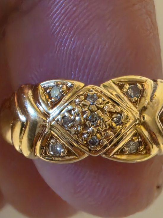 no brand Jewelry - 18K yellow gold diamond band ring in size 6, 4g.